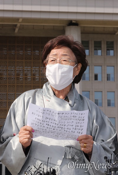 일본군 위안부 피해자 이용수 할머니가 14일 오후 서울 여의도 국회 본청 앞에서 독일의 '평화의 소녀상' 철거 명령 철회 촉구 기자회견을 하고 있다. 