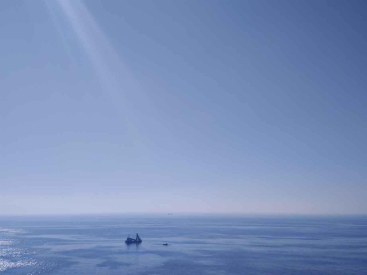 사방 백색 빛 수평선을 볼 수 있는 뷔위카다 섬.