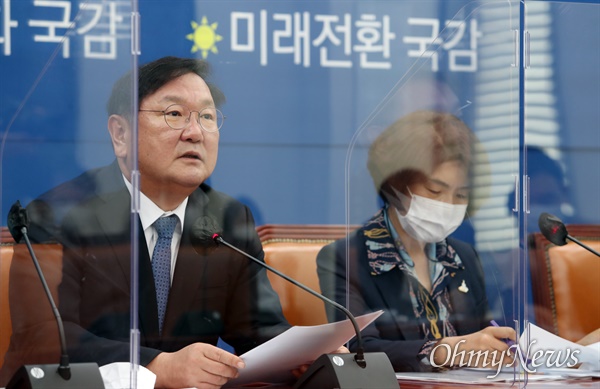 더불어민주당 김태년 원내대표가 15일 국회에서 열린 국정감사 대책회의에서 발언하고 있다. 