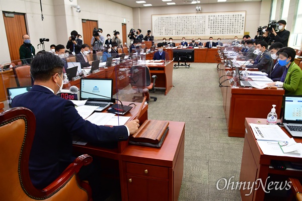 15일 국회에서 열린 법제사법위원회의 감사원에 대한 국정감사에서 윤호중 위원장이 의사봉을 두드리고 있다.