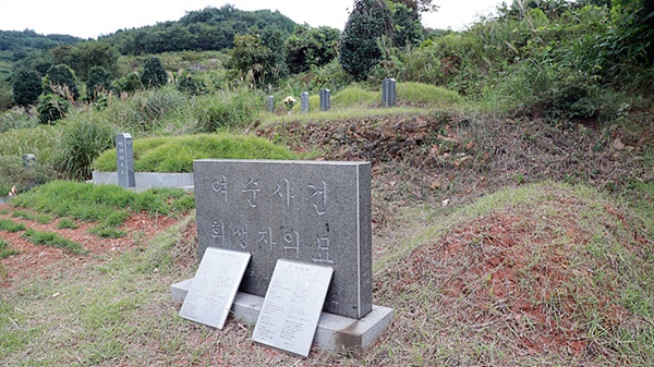 추석무렵 작곡자 조승필 교사가 시립묘지를 방문했다가 우연히 조계수 시인의 <진혼>시를 발견하고 추모곡을 작곡했다. 묘비 왼쪽은 문병란 시인의 시이고 오른쪽이 조계수 시인의 시이다 