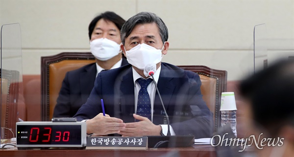 양승동 한국방송공사 사장이 15일 국회 과학기술정보방송통신위원회 국정감사에서 의원의 질의에 답변하고있다.