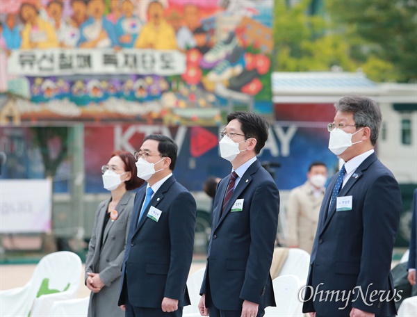 "다시 시월에 서서" 41주년 부마민주항쟁 기념식이 16일 부산대학교 넉넉한터에서 열리고 있다. 기념식에 참여한 (왼쪽부터) 허성무 창원시장, 김경수 경남도지사, 변성완 부산시장 권한대행.