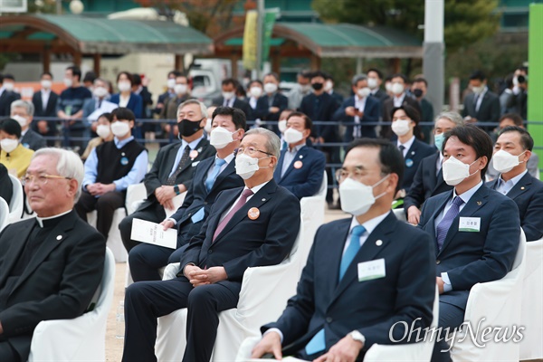 "다시 시월에 서서" 41주년 부마민주항쟁 기념식이 16일 부산대학교 넉넉한터에서 열리고 있다. 정치권에서는 김종인 국민의힘 비상대책위원장, 김종철 정의당 대표, 박재호 더불어민주당 부산시당 위원장 등이  참석했다.