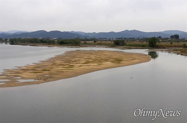 10월 11일부터 낙동강 창녕함안보의 수문 개방으로 수위가 내려가면서 상류 쪽에 모래톱이 생겨났다.