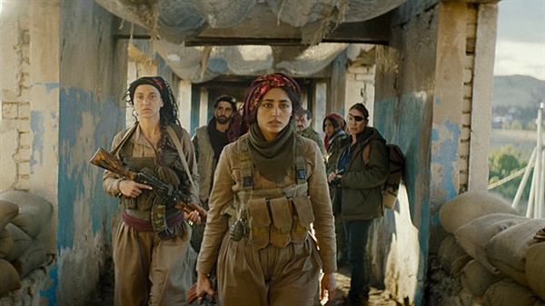  영화 <태양의 소녀들> 스틸 컷. 쿠르드 내 소수민족인 야지디족 여성들로 구성된 민병대를 이끄는 바하르(골쉬프테 파라하니 분).