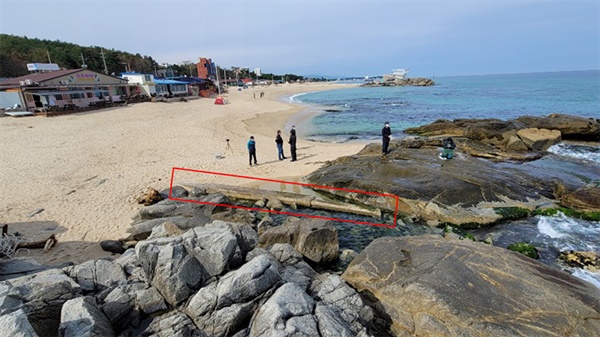 강릉 경포사근진해변 멍게바위 인근에 있는 하수구 배출 시멘트 관로(빨간 사각형), 이 곳은 지난 2010년 이후 더 이상 오폐수 관로로 사용되지 않고 있다. 