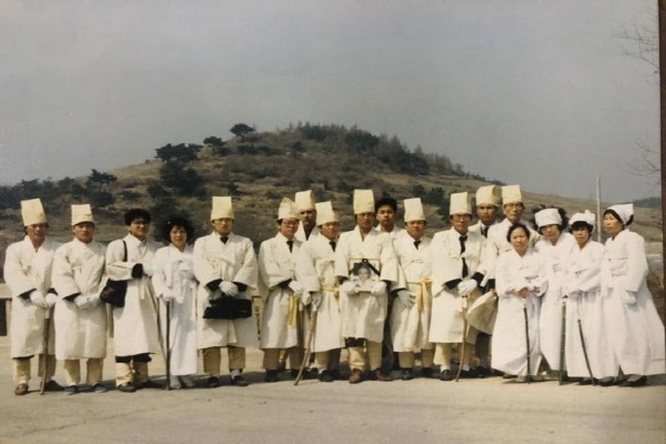  죽은 막내 아들이 환생해 자신을 찾은것으로 철석같이 믿은 김여사를 어머니로 모셨던 배리씨는 김여사의 장례식에서도 상주를 참여하는 등 실제 그녀의 막내아들로 살았다.