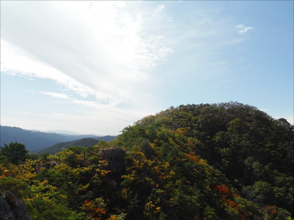 경북 영덕군 팔각산에서. 단풍으로 물들어 가는 가을 산 위로 하얀 구름이 축복처럼 흐르고.