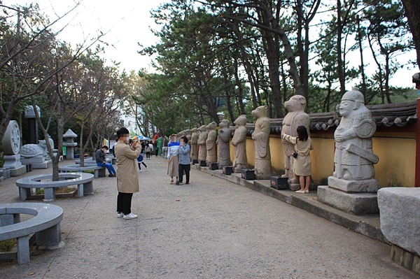 부산 기장군 해동용궁사 입구에 세워진 십이지신상 모습