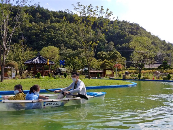 미로정원의 투명 카누. 어른 무릎 높이 정도의 얕은 인공 호수가 있어, 아이들과 카누를 즐기기에 좋다.