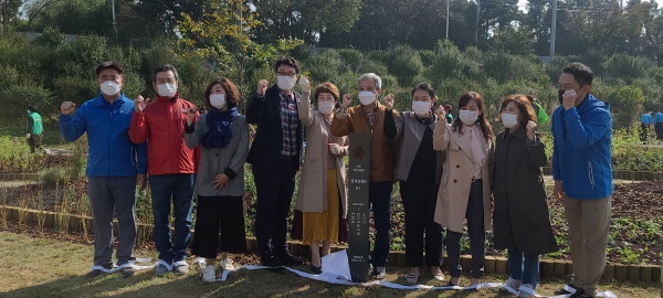 오산시는 생태하천인 '오산천'의 자투리땅에 작은 정원을 조성해 시민들의 휴식공간으로 만들고 있다. 사진은 곽상욱 오산시장(오른쪽에서 다섯 번째)과 장인수 오산시의회 의장(왼쪽에서 네 번째)이 '오산천 작은 정원 조성'에 참여한 시민들과 기념촬영을 하는 모습.