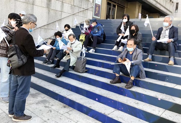 세종문화회관 계단에서 ‘유신청산선언’을 낭독하는 여행자들.

