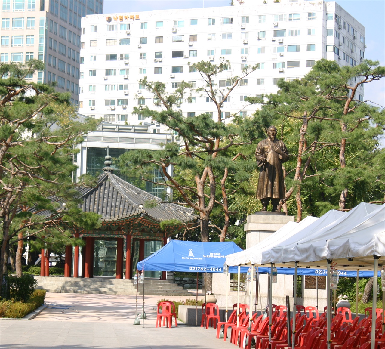 서울 종로 탑골공원, 당시에는 우국지사. 잡상인, 실업자들로 메웠다. 최근에는 코로나 사태로 개방치 않아 한산하다.