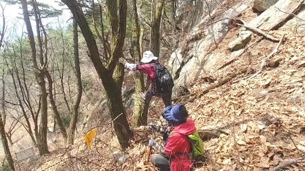 철조망으로 막힌 산길