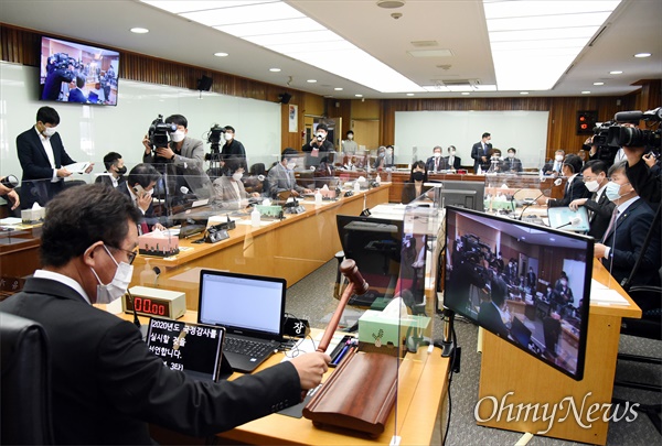 19일 오전 충남대학교에서 열린 국회 교육위원회의 충남대, 충북대, 충남대병원, 충북대병원에 대한 국정감사 장면. 사진은 의사봉을 두드리고 있는  유기홍 교육위원장.