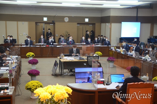 19일 경북대학교 글로벌프라자에서 진행된 국회 교육위원회 국정감사에서는 경북대학교 실험실 폭발사고 문제가 집중적으로 지적됐다.