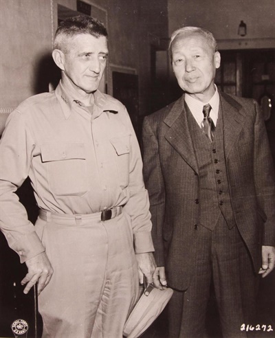 1947년 4월 미국 방문을 마치고 귀국한 직후 이승만이 하지 미군정사령관과 만나는 모습