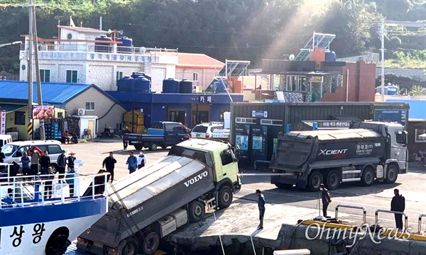 10월 19일 오후 3시경 경남 통영시 욕지항에서 덤프트럭 하역작업을 하다 선박의 발판이 내려가면서 턱에 걸리는 상황이 벌어졌다.