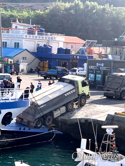 10월 19일 오후 3시경 경남 통영시 욕지항에서 덤프트럭 하역작업을 하다 선박의 발판이 내려가면서 턱에 걸리는 상황이 벌어졌다.