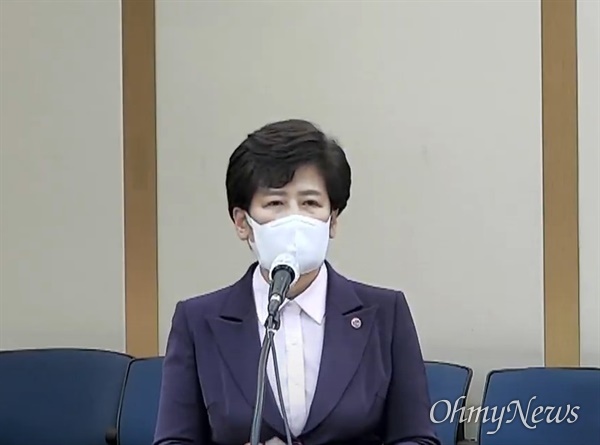 19일 경북대학교에서 열린 국회 교육위원회 국감에서 강은희 대구시교육감이 질문에 답변을 하고 있다.