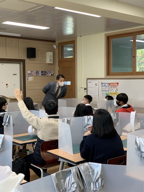 19일 강원도 태백시 함태중학교에서 '꿈을 찾아서 진로캠프'가 열렸다. 학생들이 등교를 시작하면서 열린 이번 캠프에서, 학생들은 칸막이와 마스크를 착용해 힘든 환경에서도 수업에 열심히 참여했다.