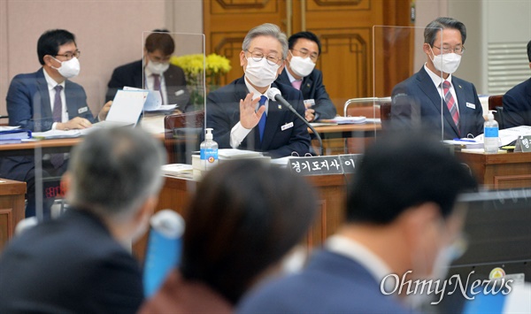  이재명 경기도지사가 20일 경기도 수원시 팔달구 경기도청에서 열린 국회 국토교통위원회의 경기도에 대한 국정감사에서 의원 질의에 답변하고 있다.