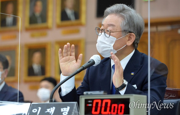 이재명 경기도지사가 20일 경기도 수원시 팔달구 경기도청에서 열린 국회 국토교통위원회의 경기도에 대한 국정감사에서 의원 질의에 답변하고 있다.