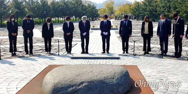 김종철 정의당 대표가 10월 20일 오후 봉하마을을 찾아 고 노무현 전 대통령 묘소를 참배했다.