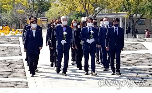 김종철 정의당 대표가 10월 20일 오후 봉하마을을 찾아 고 노무현 전 대통령 묘소를 참배했다.