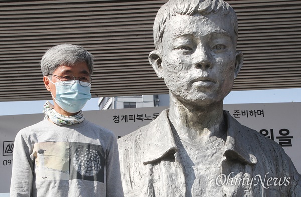 35년 전 한진중공업에서 해고된 김진숙 민주노총 부산본부 지도위원이 20일 오전 서울 종로구 전태일다리에서 자신의 복직을 촉구하는 원로선언 기자회견에 참석해 “저의 해고가 부당하다고 말씀하셨던 문재인 대통령님, 저의 해고는 여전히 부당합니까? 옛동지가 간절하게 묻습니다”고 복직 의지를 피력했다.