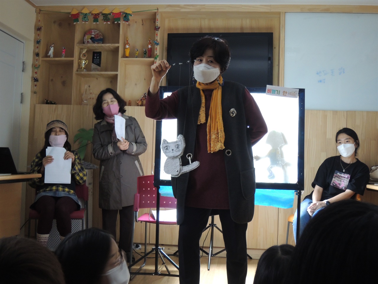 그림자극이 끝나고 아이들과 소통하는 김현숙 활동가