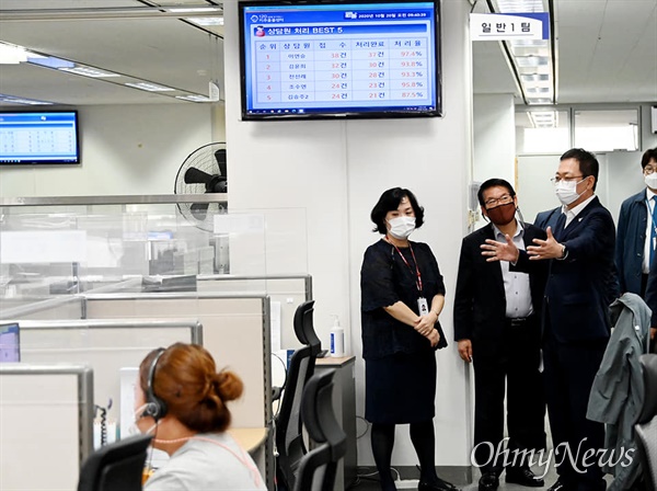 인천시는 10월 20일 송도 미추홀타워에서 '노·사 및 전문가 협의회'를 열어 120미추홀콜센터 근로자에 대한 정규직 전환에 합의했다. 박남춘 시장이 120미추홀콜센터를 둘러보고 있다.
