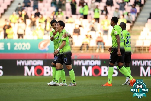  전북 선수들이 K리그1 25라운드 광주와의 경기에서 득점에 성공한 후 기뻐하고 있다.  