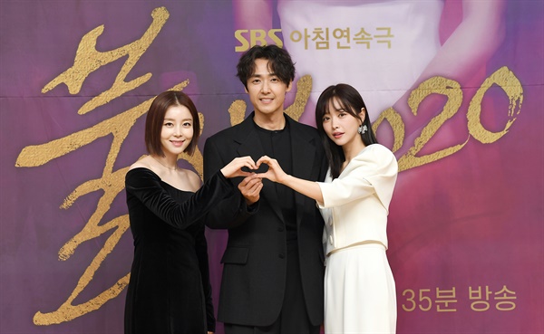 '불새2020' 박영린-이재우-홍수아, 괴로운 선택의 순간 박영린, 이재우, 홍수아 배우가 20일 오후 열린 SBS 아침드라마 <불새2020> 온라인 제작발표회에서 포즈를 취하고 있다. <불새2020>은 사랑만으로 결혼했다가 이혼한 부잣집 여자와 가난한 남자가 경제적 상황이 역전된 후 다시 만나면서 일어나는 일을 그린 드라마로, 2004년 방영된 미니시리즈 '불새'의 리메이크 작품이다. 26일 월요일 오전 8시 35분 첫 방송.