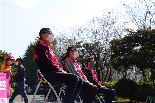 김진주 학비노조 부산지부장, 강선영 학비노조 경남지부장, 지연옥 학비노조 울산지부장의 삭발식