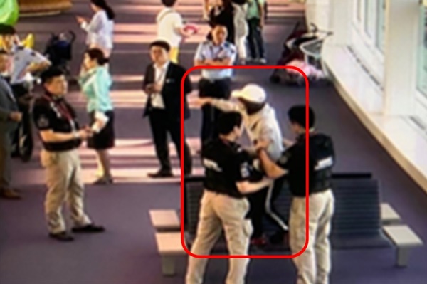 2019년 9월 28일 일본 후쿠오카 공항에서 입국이 거부돼 인천공항을 거쳐 다시 말레이시아 쿠알라룸푸르 공항으로 돌아가야 하던 외국인 승객 A씨가 인천공항 관계기관 직원들 사이에서 삿대질을 하며 소란을 피우고 있다. 