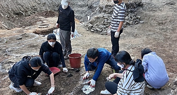 20일, 성미산 학교 11학년과 12학년(고등학교 2, 3학년 과정) 학생들이 대전 골령골에서 유해발굴을 하고 있다.