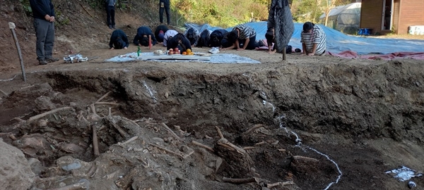 20일, 성미산 학교 11학년과 12학년(고등학교 2, 3학년 과정) 학생들이 대전 골령골에서 유해발굴을 마친 후 미리 준비해온 술과 과일을 놓고 희생자를 추도하는 절을 하고 있다.