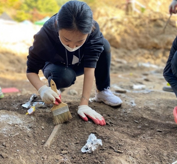 20일, 대전 골령골 유해발굴 봉사활동을 하고 있는 성미산 학교 김지수(12학년) 학생. 이 학생은 "땅을 파다 처음엔 '내가 유해를 찾았구나'하며 뿌듯해하다 처참한 유해의 형태와 유가족들을 대하고 웃을 수가 없었다"고 말했다.