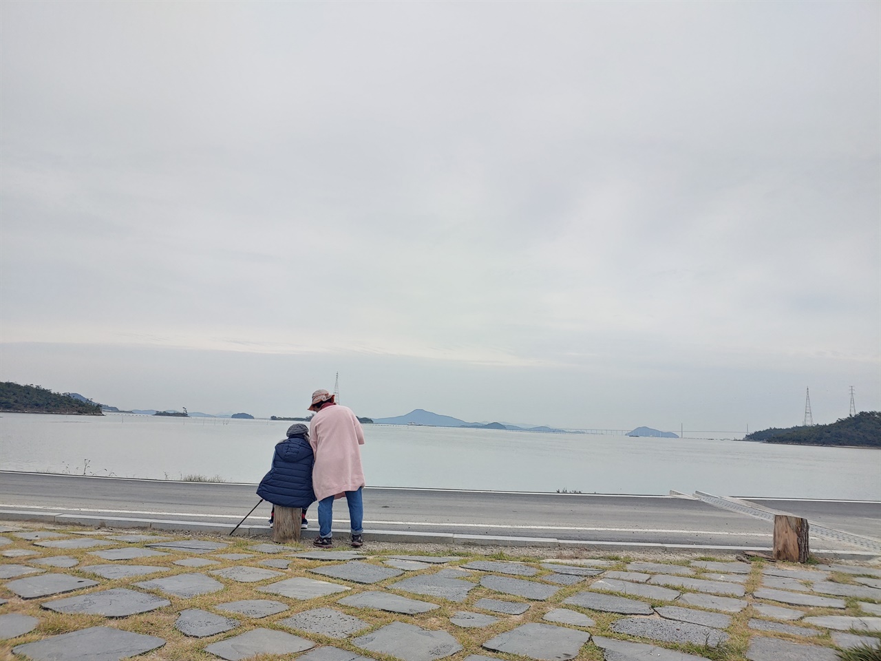 물이 빠지기를 기다리는 사람들. 