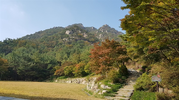 용봉산 모습. 계단으로 올라가면 최영장군 활터로  이어지는 길이 나온다. 