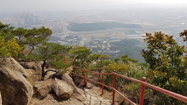 용봉산 중턱. 내포신도시가 내려다 보인다. 