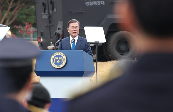  
문재인 대통령이 21일 충남 아산시 경찰인재개발원에서 열린 제75주년 경찰의 날 기념식에서 기념사를 하고 있다. 