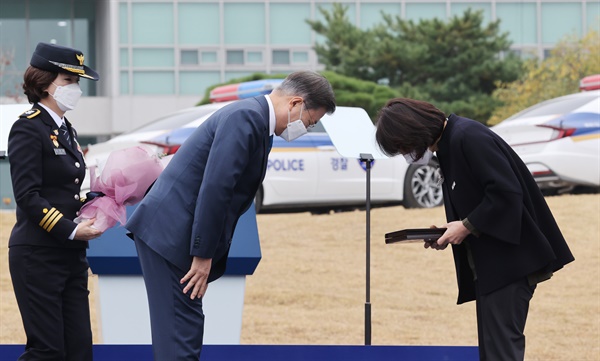 문재인 대통령이 21일 충남 아산시 경찰인재개발원에서 열린 제75주년 경찰의 날 기념식에서 '올해의 경찰영웅'으로 현양된 고 이준규 총경의 유족에게 인증패와 꽃다발 수여에 앞서 인사하고 있다. 고 이준규 총경은 5·18민주화운동 당시 계엄군의 부당한 강경진압 지시를 거부하여 시민의 생명을 보호했다.