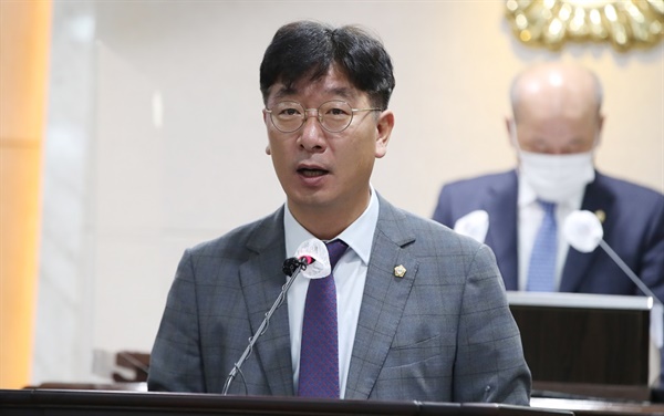  노승천 의원은 “조직개편을 추진하고 있는 상황에서 홍성군의 모든 공공건축 사업은 ‘공공건축과 또는 공공시설팀’이 직접시행 할 수 있도록 해 불필요한 위탁수수료를 절감하고 절감한 수수료를 더 좋은 환경으로 만드는 예산으로 활용해야 한다.”고 제안했다.