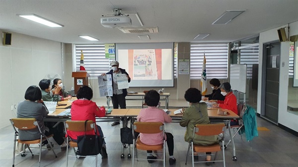 부산 연제구는 10월 14일부터 '해맞이마을 기자학교’를 개강하고 마을신문 발간 교육과정을 진행하고 있다. 사진은 10월21일 교육 모습이다.
