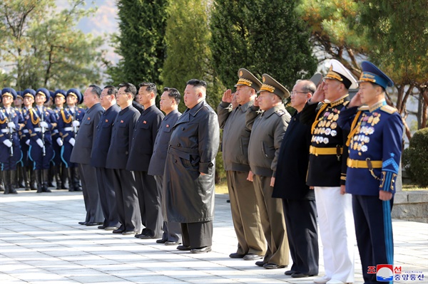 김정은 북한 국무위원장이 중국의 6·25전쟁 참전 70주년을 맞아 평안남도 회창군에 있는 중공군 열사능을 참배했다고 조선중앙통신이 22일 보도했다. 2020.10.22