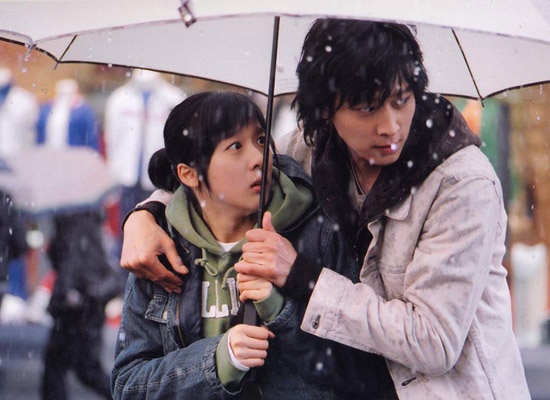 귀여니의 동명 인터넷 소설을 바탕으로 만든 영화 <늑대의 유혹>. 정태성 역을 맡은 강동원이 비오는 날 우산을 들고 찍은 신은 명장면으로 남았다.  