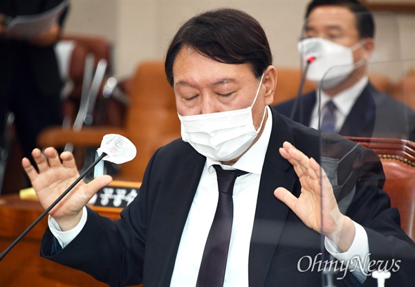 윤석열 검찰총장이 지난 10월 22일 국회에서 열린 법제사법위원회 대검찰청 국정감사에서 의원 질의에 답변하고 있는 모습. 
